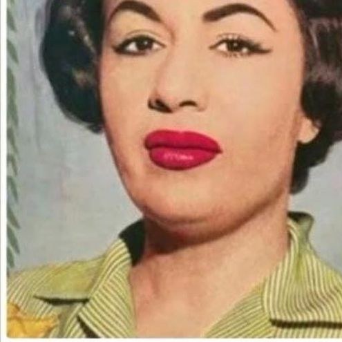 عکس واقعی بانو دلکش در جوانی با پیراهن راهراه سبز